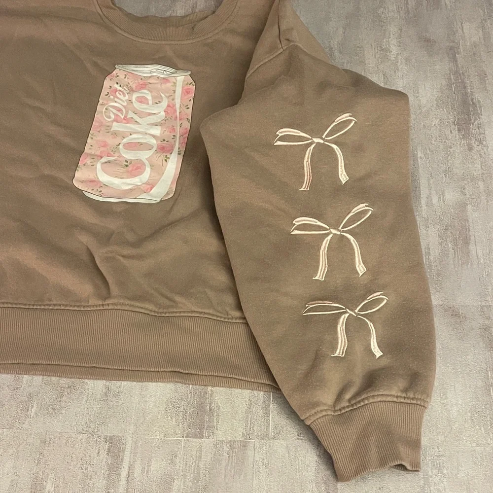 Coca Cola- tan cropped oversized sweatshirt with floral graphic and embroidery - Picture 4 of 13